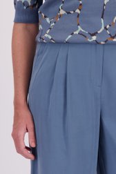 Detail van Blauwe wijde broek met bandplooien door Libelle voor Dames