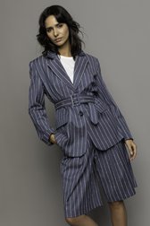 Le devant de Blazer bleue à motif rayé blanc de Louise pour Femmes