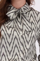 Détail de Blouse argentée à imprimé noir de Geisha pour Femmes