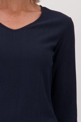 Détail de Blouse bleu foncé texturée à col en V de Claude Arielle pour Femmes