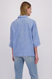 Le dos de Blouse bleue avec fleurs brodées de More & More pour Femmes