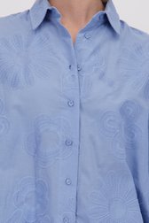 Détail de Blouse bleue avec fleurs brodées de More & More pour Femmes