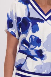 Detail van Blouse met blauwe bloemenprint door Claude Arielle voor Dames