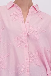 Détail de Blouse rose avec fleurs brodées de More & More pour Femmes