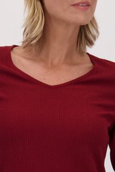 Détail de Blouse rouge bordeaux texturée à col en V de Claude Arielle pour Femmes