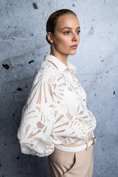 Le devant de Blouse semi-transparente avec motif ecru de D'Auvry Studio pour Femmes