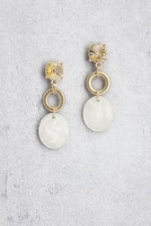 Le devant de Boucles d’oreilles dorées avec pendentif blanc de Liberty Island pour Femmes