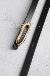Ceinture fine noire avec boucle dorée de Louise pour Femmes