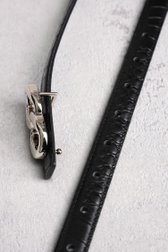 Photo produit 1 de Ceinture noire en cuir avec structure crocodile de Louise pour Femmes