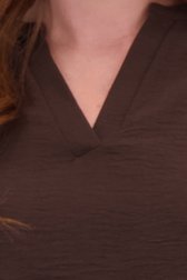 Détail de Chemisier brun à col en V de ONLY Carmakoma pour Femmes
