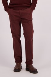 Le devant de Chino brun rouge de Ravøtt pour Hommes