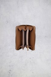 Detail van Cognackleurige portemonnee met leather look door Laurent David voor Dames