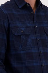 Detail van Donkerblauw geruit hemd  door Ravøtt voor Heren