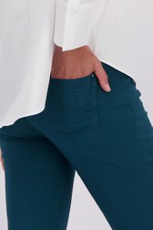 Detail van Donkergroene stretchbroek met elastische taille  door Claude Arielle voor Dames