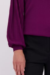 Detail van Donkerpaarse trui met V-hals door Claude Arielle voor Dames