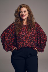 Fijne donkergrijze blouse met rode bloemenprint van Louise voor Dames
