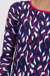 Detail van Fijngebreide rood-blauwe trui  door Claude Arielle voor Dames