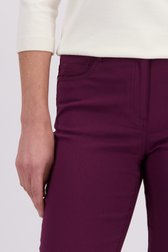 Detail van Gekleurde stretchbroek - bordeaux door Claude Arielle voor Dames