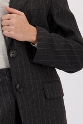 Detail van Grijze blazer met krijtstreep en studs door Louise voor Dames