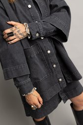 Detail van Grijze jeansvest met verwassen look door Murielle Victorine Scherre voor Dames