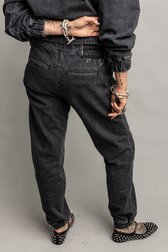 Achterkant van Grijze jogger met verwassen look door Murielle Victorine Scherre voor Dames