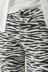 Détail de Jean blanc avec imprimé zèbre - Barrel fit de Opus pants pour Femmes