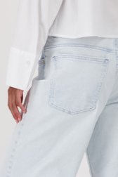 Détail de Jean fuselé bleu clair à l’aspect délavé de Louise pour Femmes