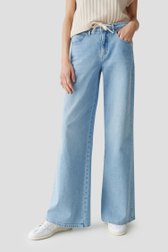 Le devant de Jeans bleu clair ample avec ceinture à nœud de Opus pour Femmes