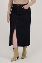 Le devant de Jupe mi-longue en jean bleu foncé de ONLY Carmakoma pour Femmes