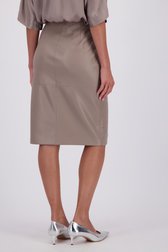 Le dos de Jupe midi taupe à l’aspect cuir de D'Auvry pour Femmes
