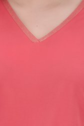 Koraalroze T-shirt met metallic V-hals van Only Carmakoma voor Dames