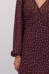 Detail van Lang bordeauxbruin kleedje met polkadots door Louise voor Dames