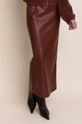 Detail van Lange bordeaux rok in leather look door AC by Annelien Coorevits voor Dames