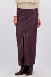 Detail van Lange bordeauxbruine rok met leather look door Louise voor Dames