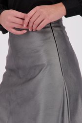 Detail van Lange grijze rok in leather look door Geisha voor Dames