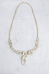 Le devant de Long collier beige avec maillons de Liberty Island pour Femmes