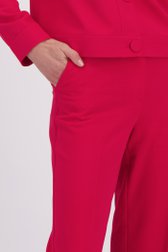 Detail van Losse rode broek door Claude Arielle voor Dames