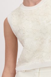 Detail van Mouwloze ecru trui met glitter bloemenmotief door More & More voor Dames