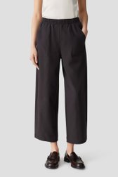Le devant de Pantalon ample brun à poches cargo – longueur 7/8 de Opus pour Femmes