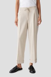 Le devant de Pantalon beige à taille élastique – longueur 7/8 de Opus pour Femmes