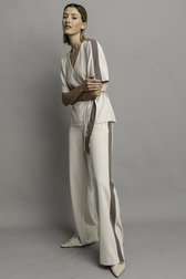 Le devant de Pantalon beige avec bande latérale de D'Auvry pour Femmes