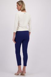 Le dos de Pantalon stretch bleu foncé – longueur 7/8 de Claude Arielle pour Femmes