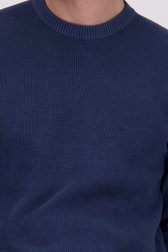Détail de Pull bleu à col rond de Ravøtt pour Hommes