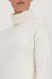 Détail de Pull écru doux à col roulé - Louise x Tine de Louise pour Femmes