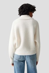 Le dos de Pull tricoté blanc à col large de Opus pour Femmes