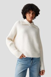 Le devant de Pull tricoté blanc à col large de Opus pour Femmes