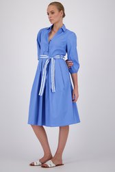 Le dos de Robe bleue avec ceinture à nœud de More & More pour Femmes