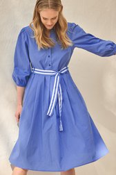 Le devant de Robe bleue avec ceinture à nœud de More & More pour Femmes