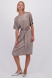 Le devant de Robe taupe en tissu satiné de D'Auvry pour Femmes