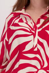 Detail van Rode blouse met lichtbeige bladermotief door ONLY Carmakoma voor Dames